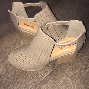 SUPER CUTE WEDGE HEELS ‼️